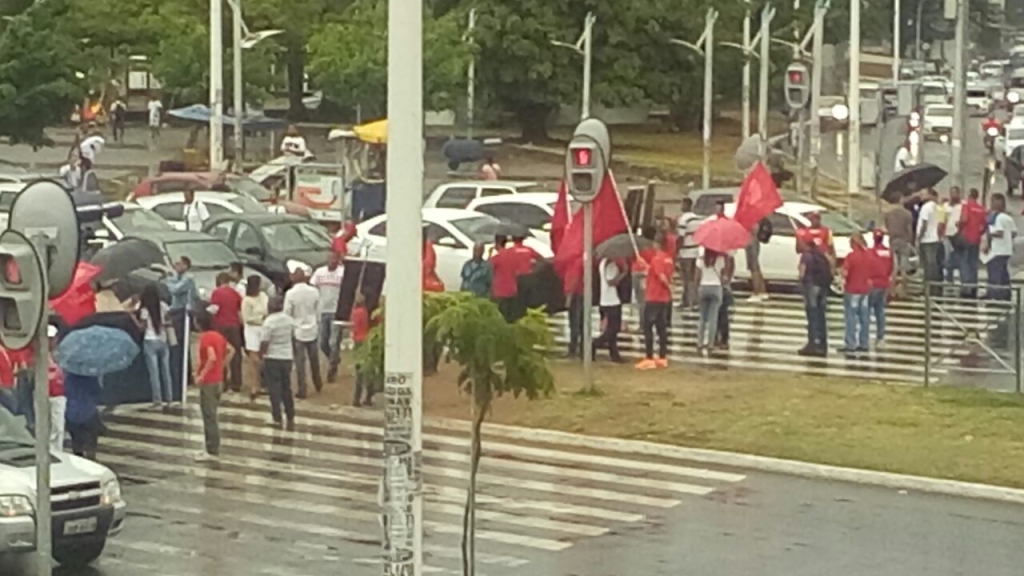 Manifestantes bloqueiam trânsito na Avenida ACM - Foto: Leitor do Subúrbio News