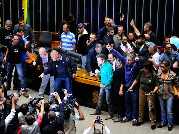 Grupo de manifestantes invade o plenário principal da Câmara dos Deputados, em Brasília, durante um protesto por uma intervenção militar no país (Foto: Luis Macedo/Câmara dos Deputados)