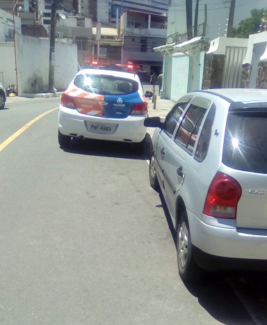 EFICIÊNCIA DA TRANSALVADOR: Carro é rebocado após estacionar em frente a  Garagem no Rio Vermelho – Subúrbio News