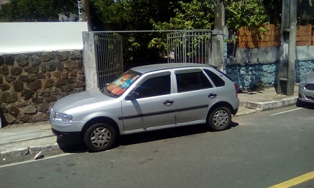 EFICIÊNCIA DA TRANSALVADOR: Carro é rebocado após estacionar em frente a  Garagem no Rio Vermelho – Subúrbio News